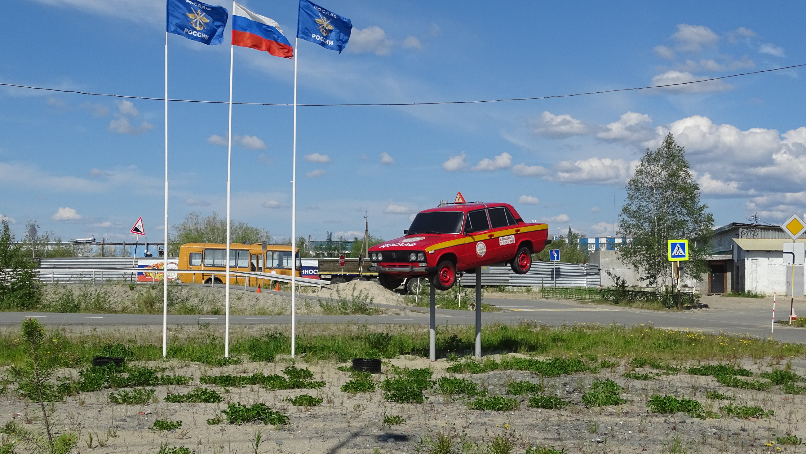 Надым. ДОСААФ. Постамент ВАЗ 2106
